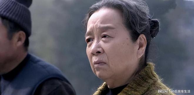 亲高调哭泣引发人们对李乃文的思考。冰球突破豪华版手机版89岁朱媛媛母(图2)