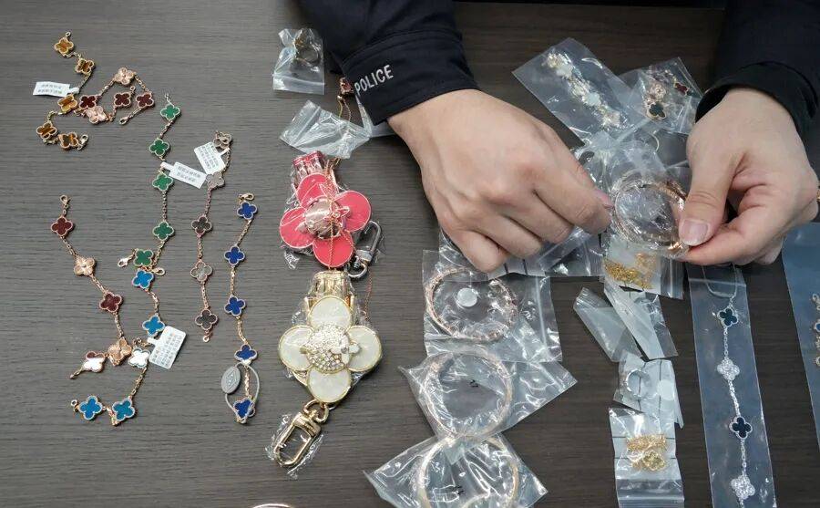 2人被抓！2026高速免费时间公布！肺结节小心拖成癌冰球突破冷空气！上海一副局长被查！沪一别墅成窝点2(图6)